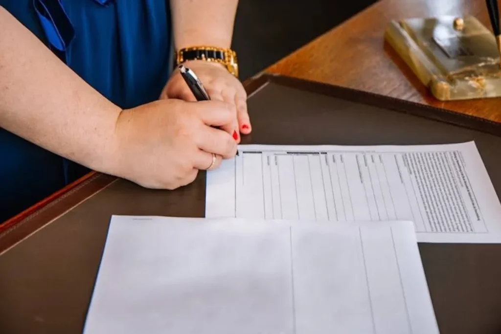 Apa Itu Work Permit dan Perbedaannya dengan Visa
